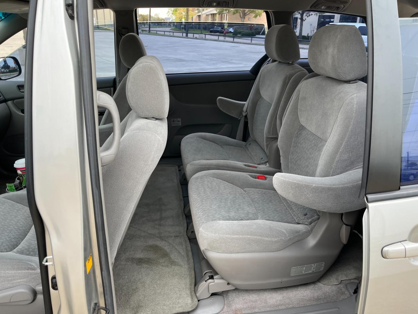 2005 SILVER /gray Toyota Sienna LE - 7 Passenger Seating (5TDZA23C75S) with an 3.3L V6 DOHC 24V engine, 5-Speed Automatic Overdrive transmission, located at 14700 Tomball Parkway 249, Houston, TX, 77086, (281) 444-2200, 29.928619, -95.504074 - Photo#9